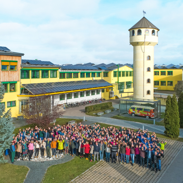 Mitarbeiter vom bionella Hersteller Rapunzel vor dem Produktionsgebäude.
