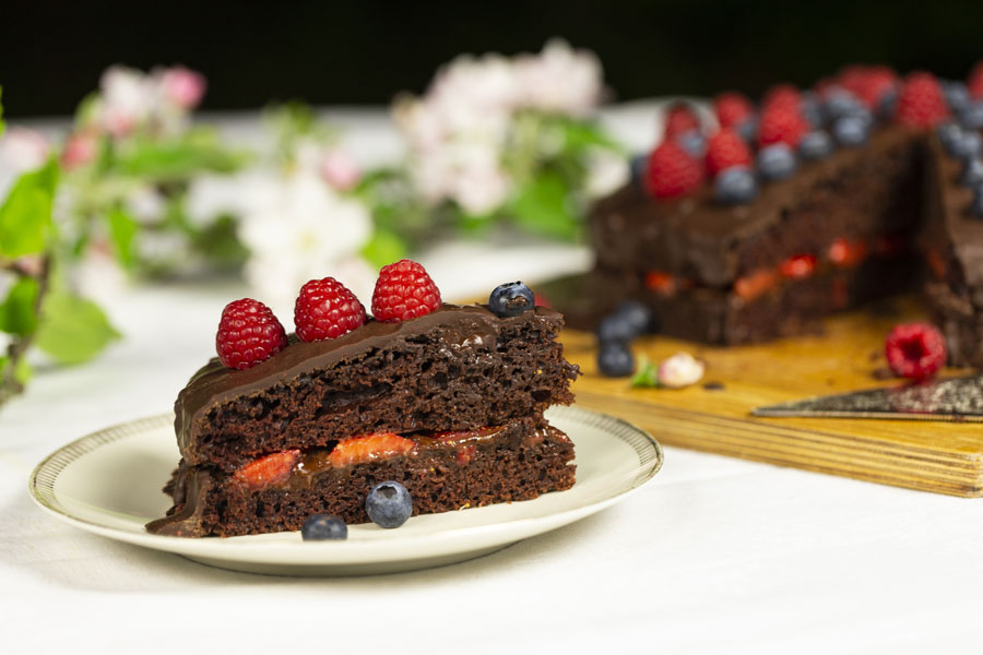 Veganer Schokobiskuit mit frischen Beeren