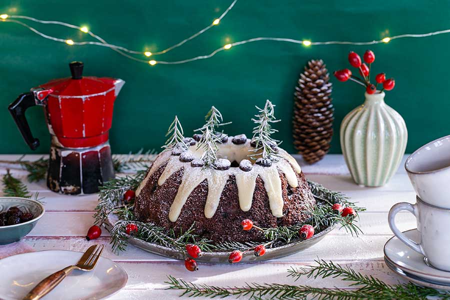 Lebkuchen-Gugelhupf mit Glühwein-Kirschen und bionella Lebkuchen-Gugelhupf mit Glühwein-Kirschen und bionella